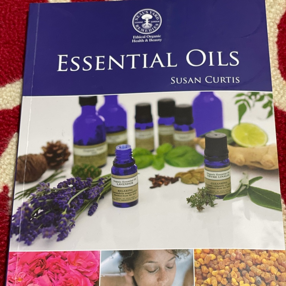 NEAL'S YARD REMEDIES BOOK Essential Oils